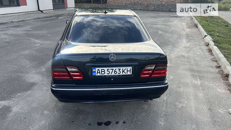 Седан Mercedes-Benz E-Class 1999 в Липовце