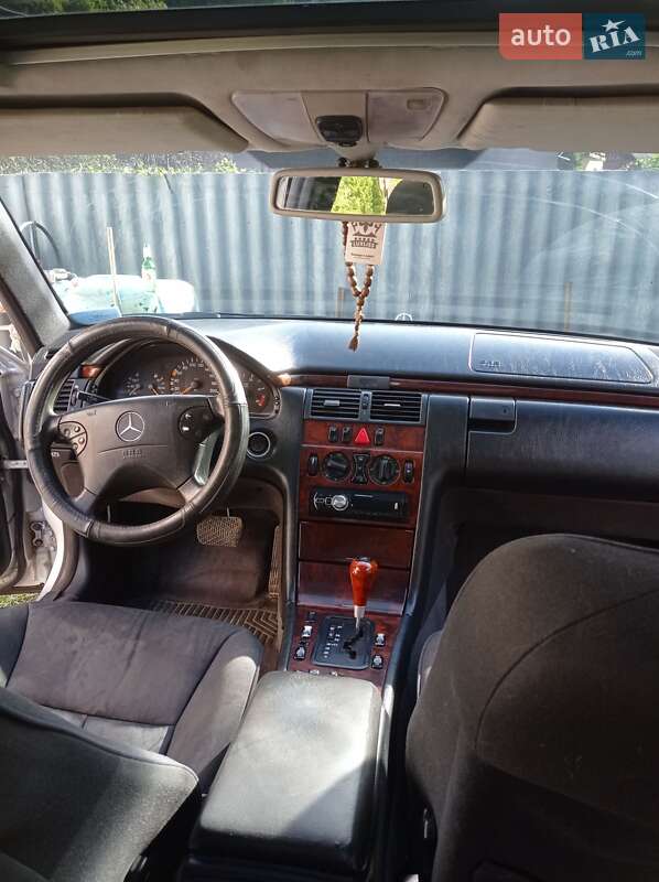 Седан Mercedes-Benz E-Class 1997 в Черновцах