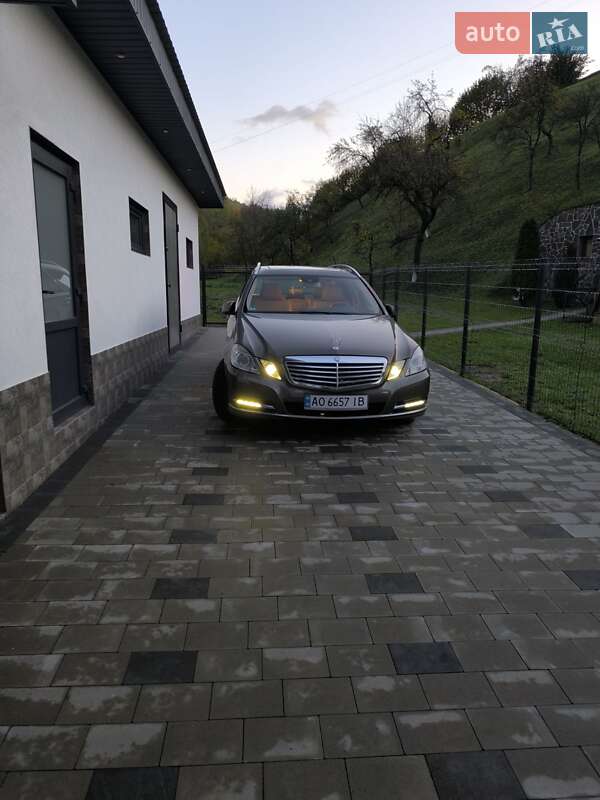 Універсал Mercedes-Benz E-Class 2012 в Сваляві