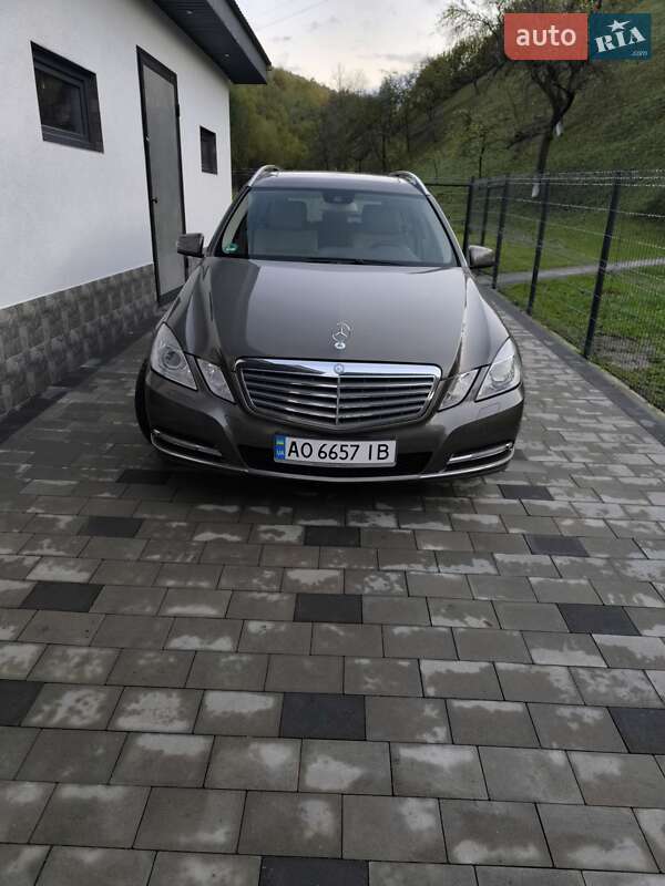 Універсал Mercedes-Benz E-Class 2012 в Сваляві