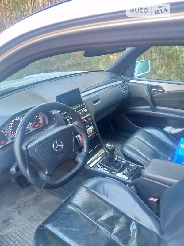 Седан Mercedes-Benz E-Class 1999 в Киверцах