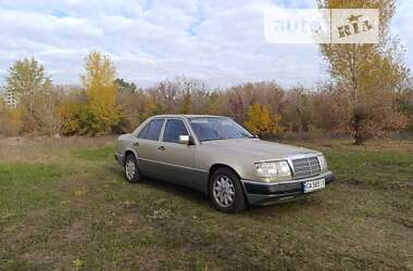 Седан Mercedes-Benz E-Class 1990 в  Седан Mercedes-Benz E-Class 1990 в
