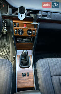 Седан Mercedes-Benz E-Class 1993 в 