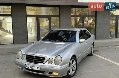 Седан Mercedes-Benz E-Class 2000 в Сваляве