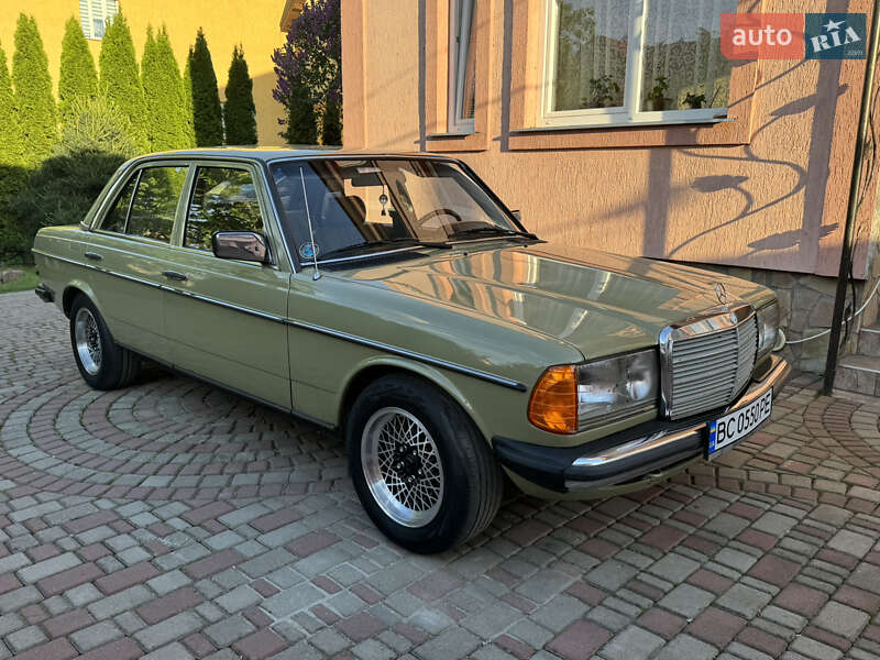 Седан Mercedes-Benz E-Class 1983 в Львові