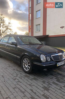 Седан Mercedes-Benz E-Class 1999 в Вараше