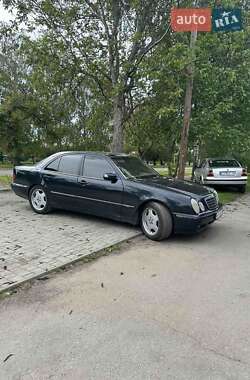 Седан Mercedes-Benz E-Class 2000 в Шполе