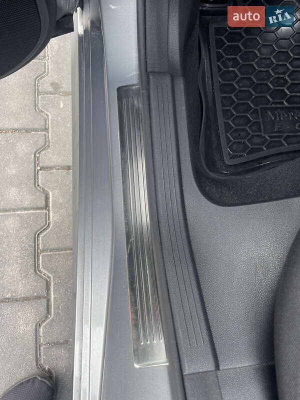 Седан Mercedes-Benz E-Class 2011 в Тернополе