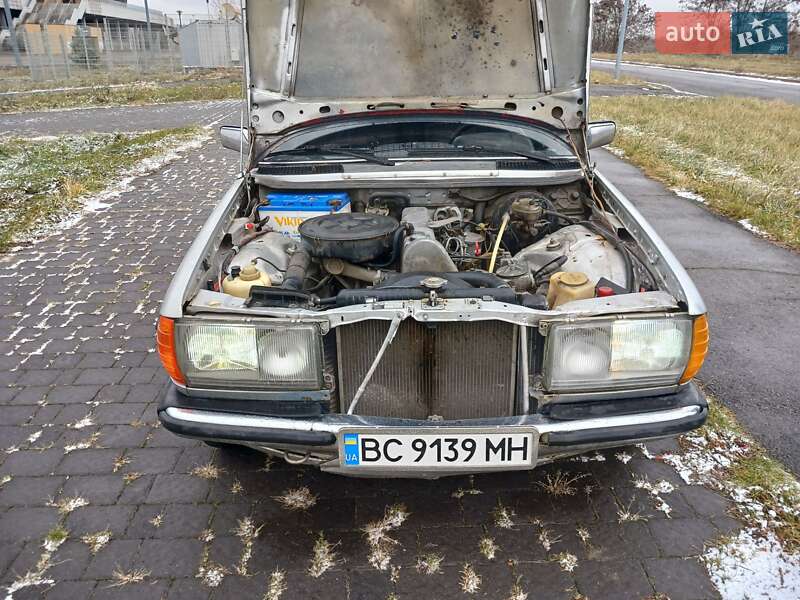 Седан Mercedes-Benz E-Class 1982 в Львове