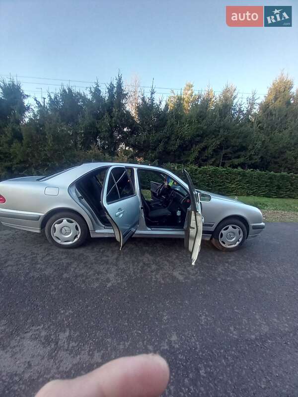 Седан Mercedes-Benz E-Class 2001 в Виноградові