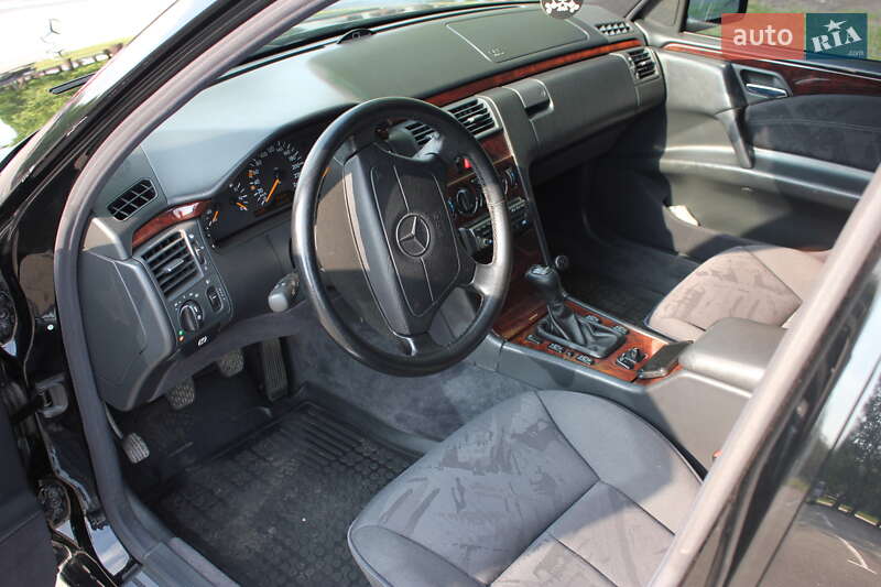 Седан Mercedes-Benz E-Class 1998 в Кривому Розі