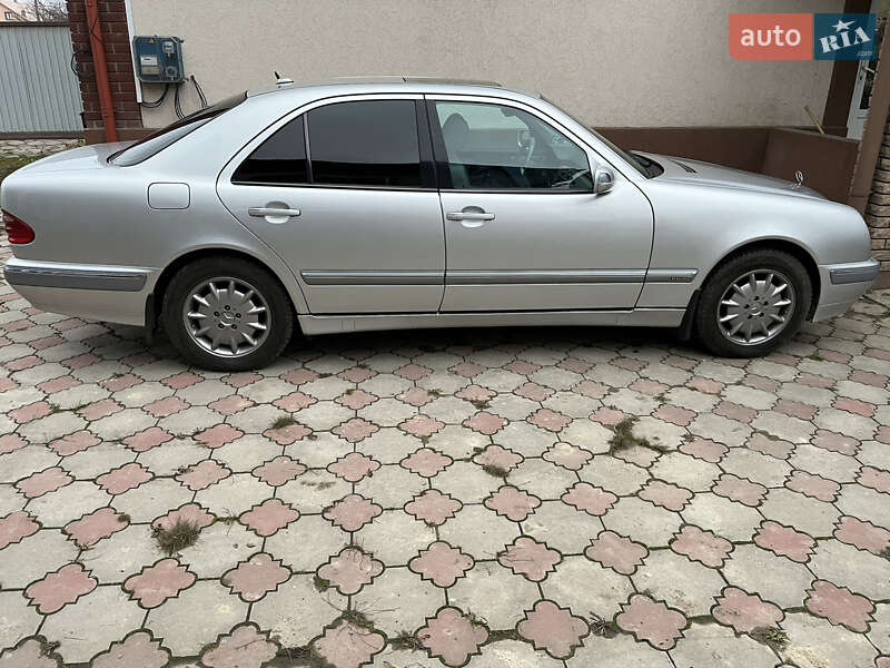 Седан Mercedes-Benz E-Class 1999 в Новоселиці