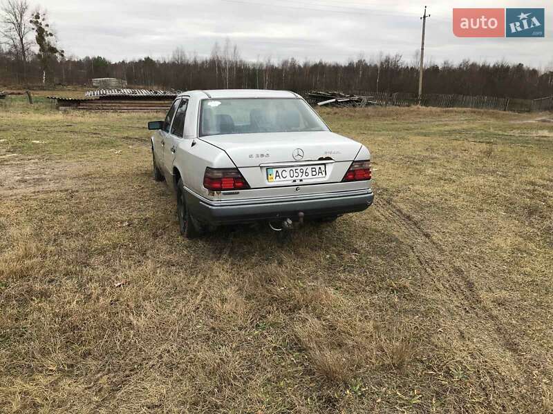 Седан Mercedes-Benz E-Class 1995 в Маневичах