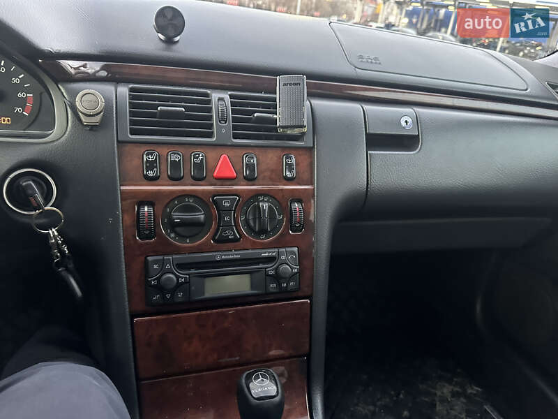 Седан Mercedes-Benz E-Class 1999 в Киеве