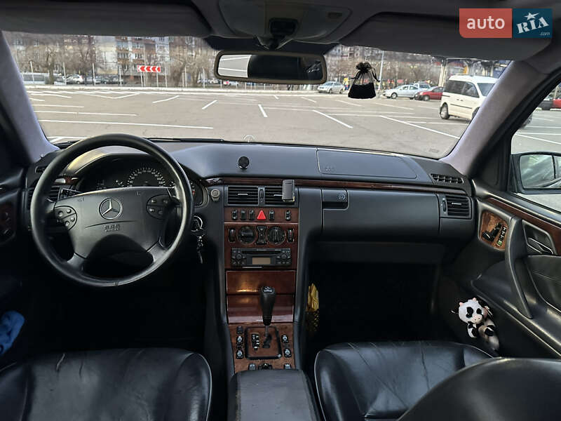 Седан Mercedes-Benz E-Class 1999 в Киеве