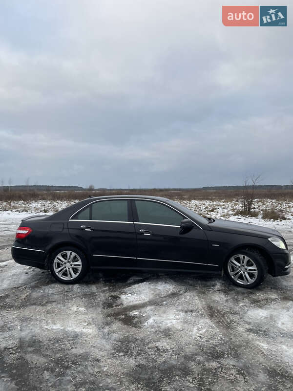 Седан Mercedes-Benz E-Class 2011 в Березному