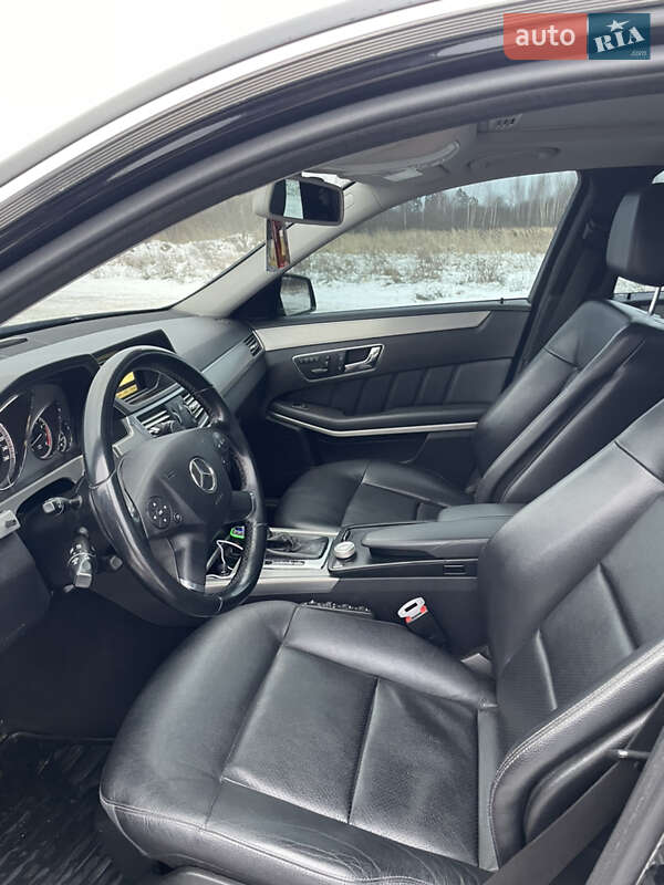 Седан Mercedes-Benz E-Class 2011 в Березному