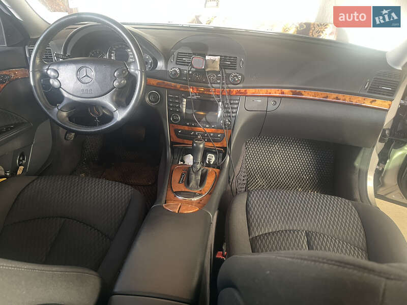Седан Mercedes-Benz E-Class 2006 в Вижнице