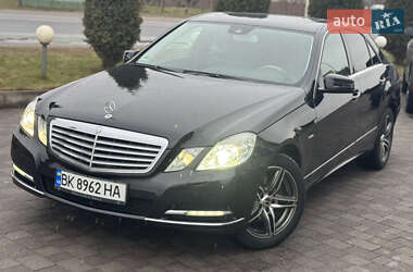 Седан Mercedes-Benz E-Class 2011 в Сарнах