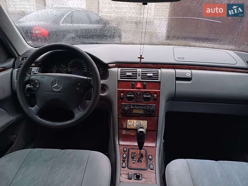 Седан Mercedes-Benz E-Class 2001 в Харькове