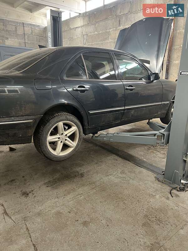 Седан Mercedes-Benz E-Class 1999 в Запоріжжі
