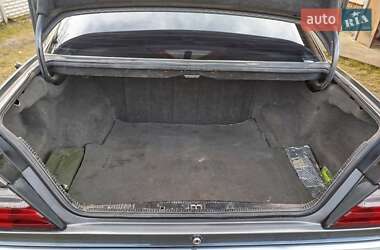 Седан Mercedes-Benz E-Class 1990 в Клевані