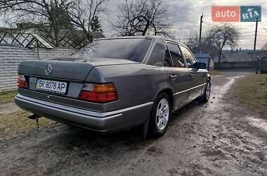Седан Mercedes-Benz E-Class 1990 в Клевані