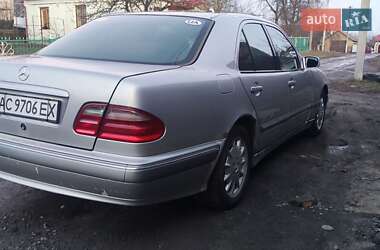 Седан Mercedes-Benz E-Class 2000 в Нововолынске