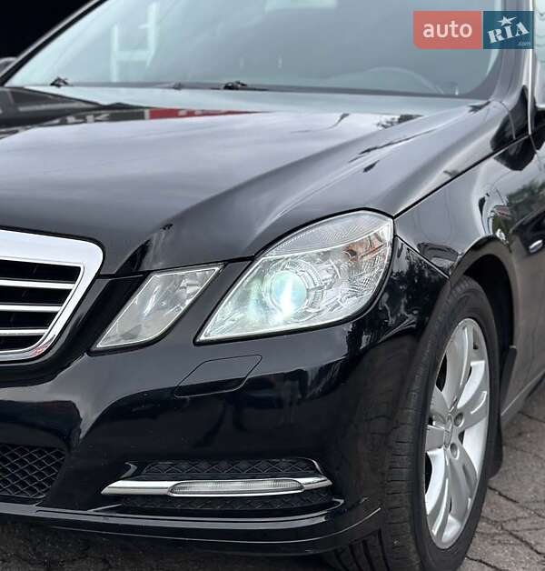 Седан Mercedes-Benz E-Class 2011 в Львове