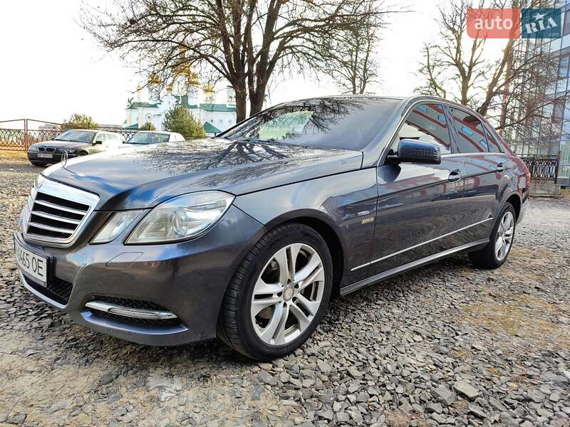 Седан Mercedes-Benz E-Class 2011 в Вараше