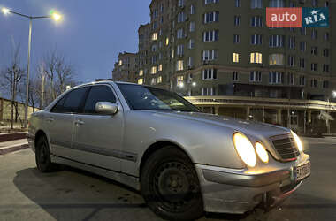 Седан Mercedes-Benz E-Class 2001 в 