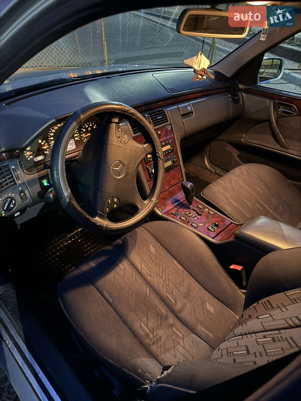 Седан Mercedes-Benz E-Class 2001 в Софіївській Борщагівці