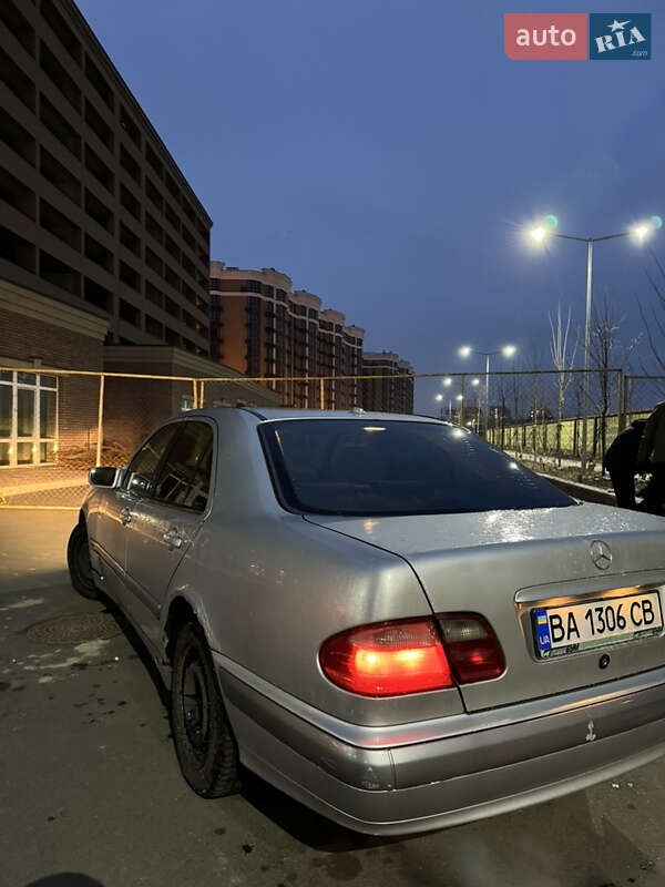 Седан Mercedes-Benz E-Class 2001 в Софіївській Борщагівці