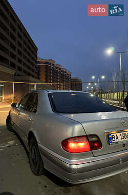 Седан Mercedes-Benz E-Class 2001 в 