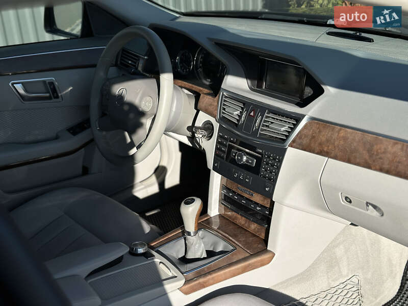 Седан Mercedes-Benz E-Class 2012 в Рівному