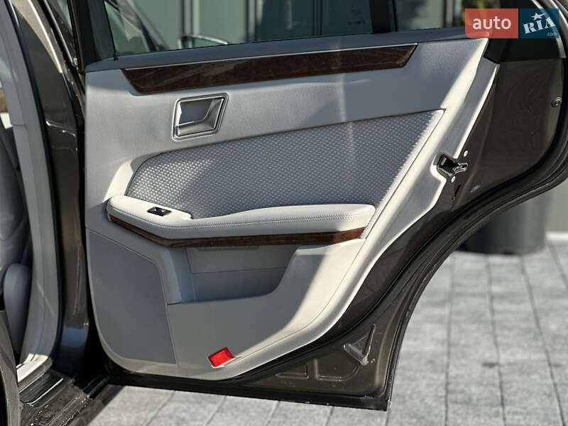 Седан Mercedes-Benz E-Class 2012 в Рівному