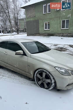 Купе Mercedes-Benz E-Class 2011 в 