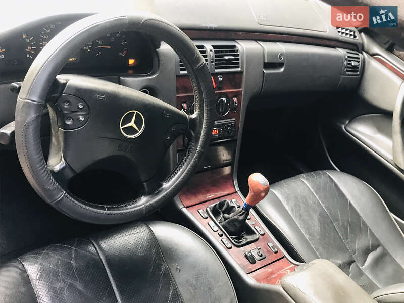 Седан Mercedes-Benz E-Class 2001 в Владимирце