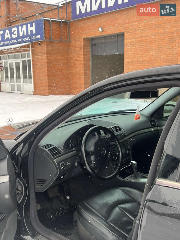 Седан Mercedes-Benz E-Class 2004 в Дубровиці