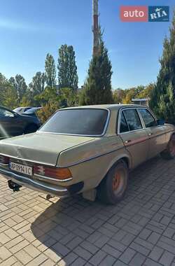 Седан Mercedes-Benz E-Class 1982 в 