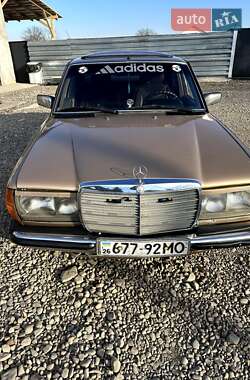 Седан Mercedes-Benz E-Class 1985 в 