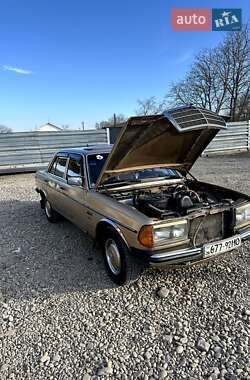Седан Mercedes-Benz E-Class 1985 в 