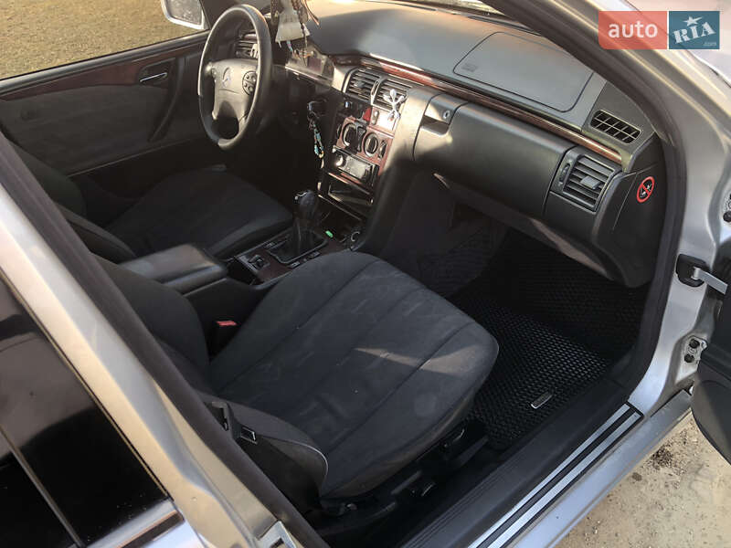 Седан Mercedes-Benz E-Class 2001 в Львові