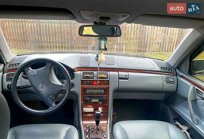 Седан Mercedes-Benz E-Class 2001 в Владимире