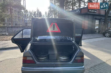 Седан Mercedes-Benz E-Class 1990 в 