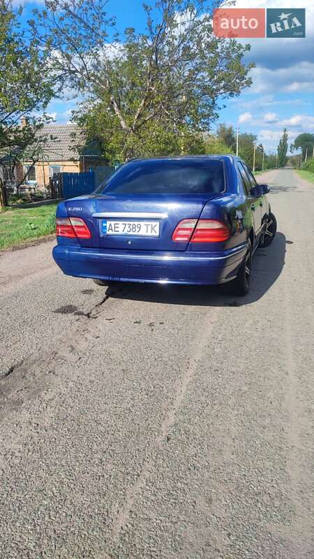 Седан Mercedes-Benz E-Class 2000 в Новоивановци
