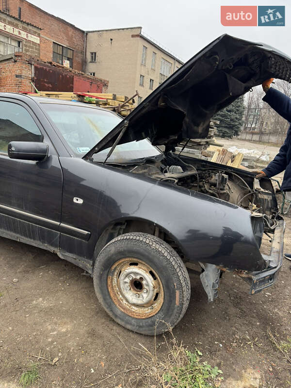 Седан Mercedes-Benz E-Class 2000 в Днепре
