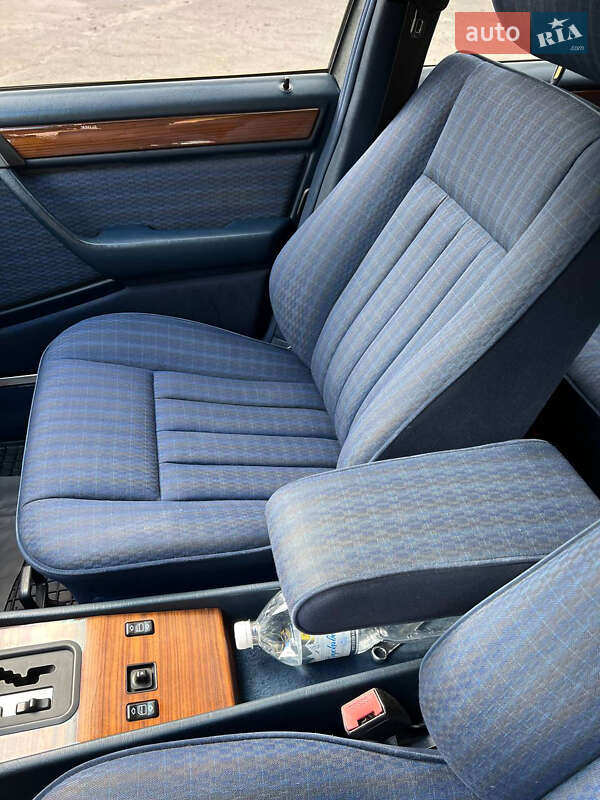 Седан Mercedes-Benz E-Class 1989 в Днепре