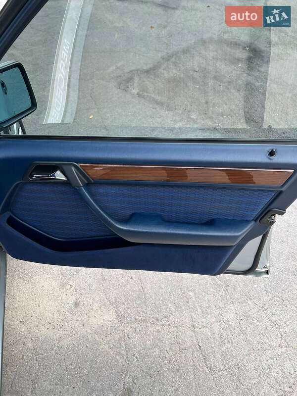 Седан Mercedes-Benz E-Class 1989 в Днепре