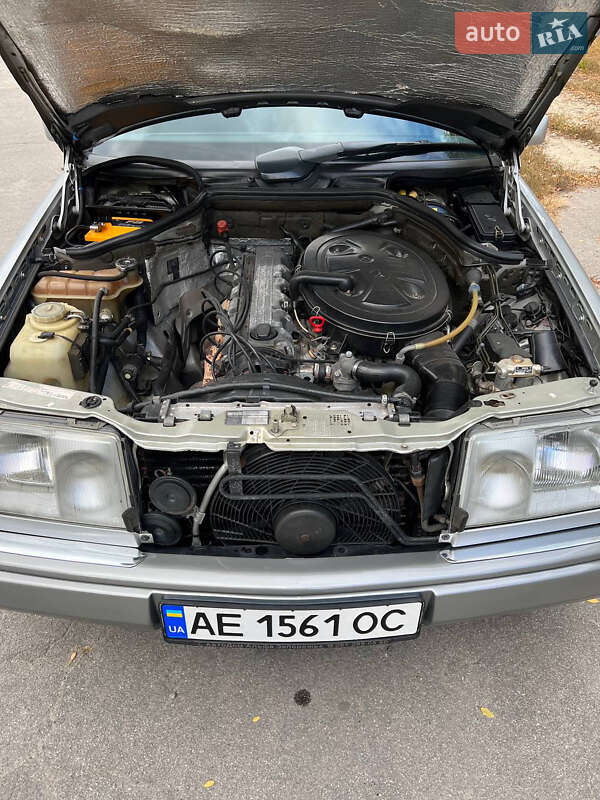 Седан Mercedes-Benz E-Class 1989 в Днепре